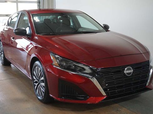 Used 2024 Nissan Altima 2.5 SV image 5