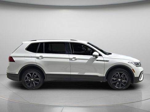 Used 2024 Volkswagen Tiguan SE FWD image 3