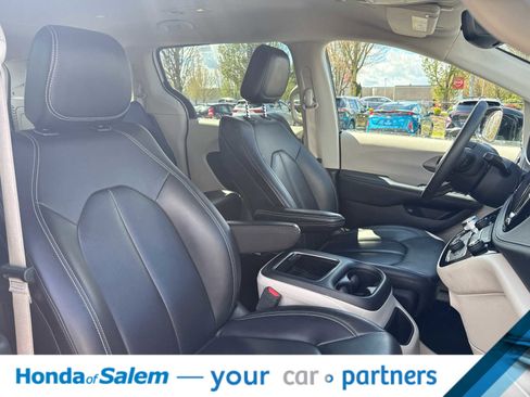 Used 2024 Chrysler Pacifica Select image 11