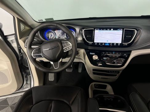 Used 2023 Chrysler Pacifica Touring-L w/ Uconnect Theater Family Group image 31