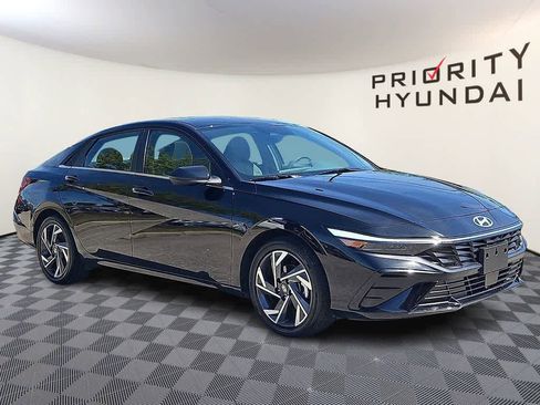 Used 2025 Hyundai Elantra SEL FWD image 3