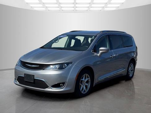 Used 2017 Chrysler Pacifica Touring-L Plus w/ Tire & Wheel Group FWD image 3