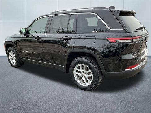 Used 2023 Jeep Grand Cherokee Laredo AWD/4WD image 3