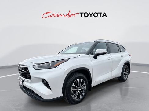 Certified 2026 Toyota Highlander XLE image 1
