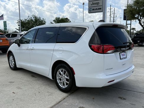 Used 2023 Chrysler Voyager LX FWD image 8