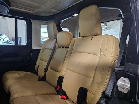 Used 2018 Jeep Wrangler Unlimited Sahara AWD/4WD image 17