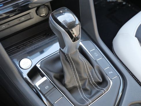 Certified 2025 Volkswagen Taos SE image 25