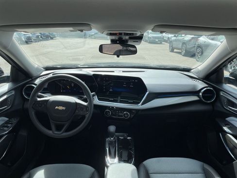 Used 2025 Chevrolet Trax LT image 32