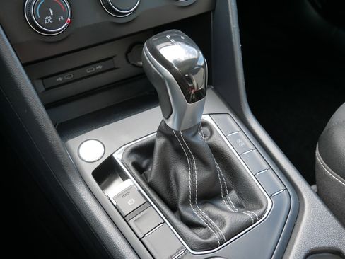 Certified 2022 Volkswagen Taos SE image 24