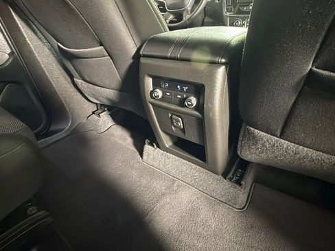 Used 2023 Chevrolet Traverse LT image 30