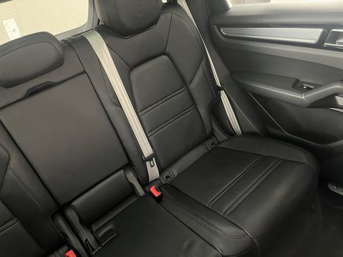 Used 2023 Porsche Cayenne Platinum Edition image 24