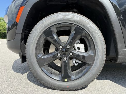 New 2025 Jeep Grand Cherokee Limited w/ Black Appearance Package image 21