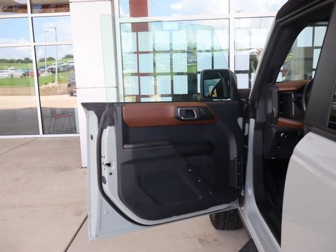 Used 2024 Ford Bronco Outer Banks AWD/4WD image 12
