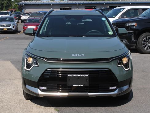 Used 2025 Kia Niro EX Touring FWD image 2