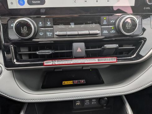 Used 2025 Toyota Highlander XLE FWD image 22