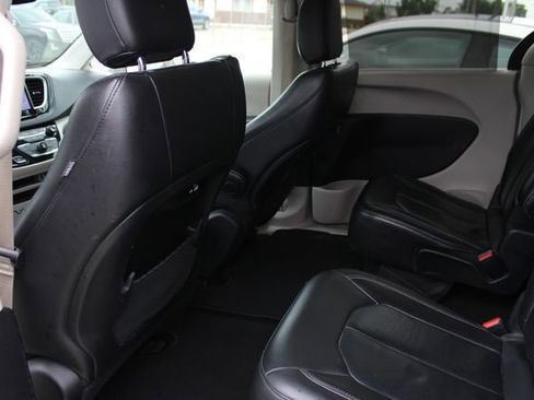 Used 2022 Chrysler Pacifica Touring-L FWD image 25