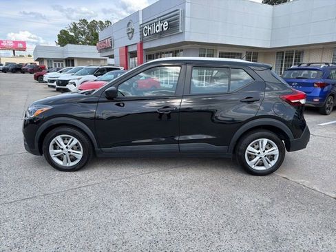 Used 2018 Nissan Kicks S FWD image 1