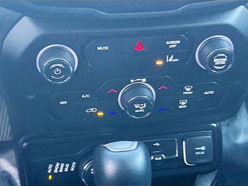 Used 2023 Jeep Renegade Trailhawk AWD/4WD image 16
