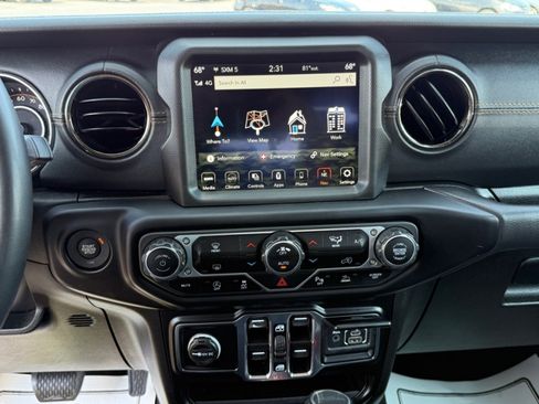 Used 2023 Jeep Gladiator Overland AWD/4WD image 12
