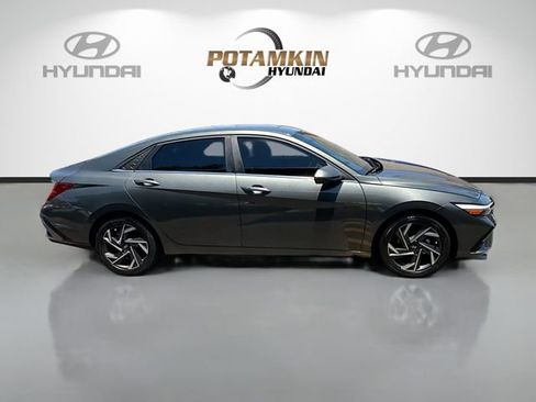 Certified 2025 Hyundai Elantra SEL w/ Cargo Package FWD image 4