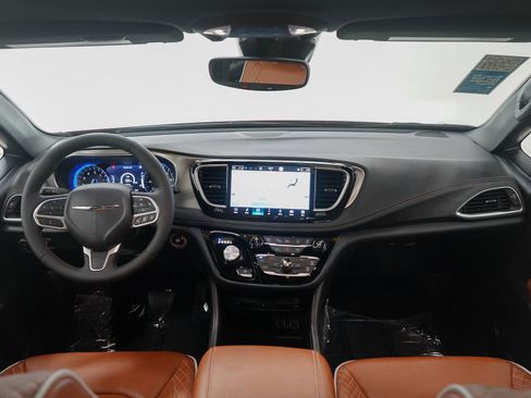 Used 2025 Chrysler Pacifica Pinnacle w/ Trailer Tow Group image 14