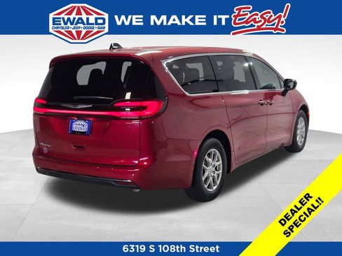 New 2026 Chrysler Pacifica Select image 18