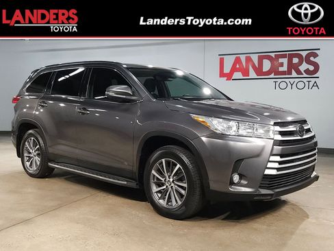 Used 2019 Toyota Highlander XLE FWD image 1