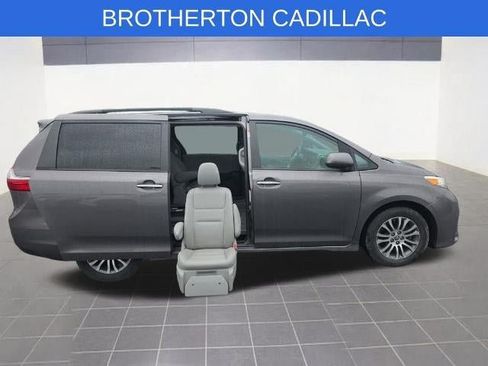 Used 2020 Toyota Sienna XLE w/ XLE Navigation Package FWD image 2
