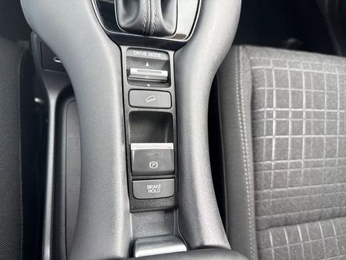 Certified 2025 Honda HR-V LX image 29