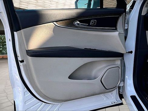 Used 2016 Lincoln MKX Reserve w/ Technology Package FWD image 16