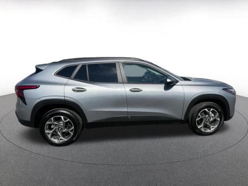 Used 2025 Chevrolet Trax LT w/ LT Convenience Package image 16