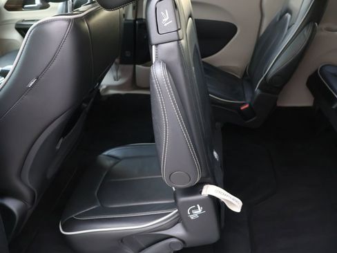 Used 2024 Chrysler Pacifica Limited FWD image 15