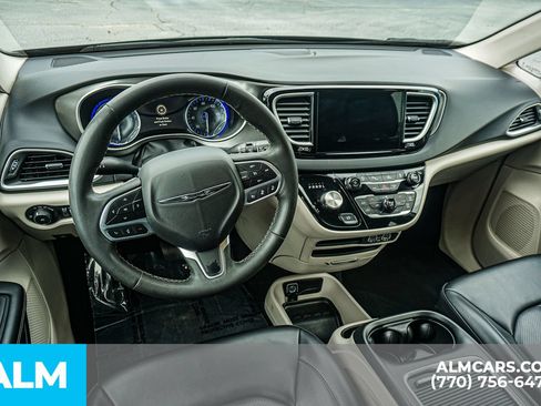 Used 2023 Chrysler Pacifica Touring-L FWD image 27