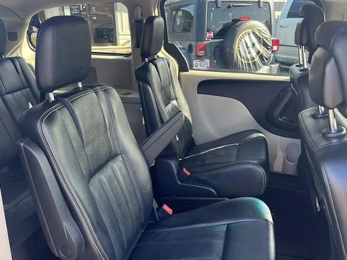 Used 2016 Chrysler Town & Country Touring FWD image 14
