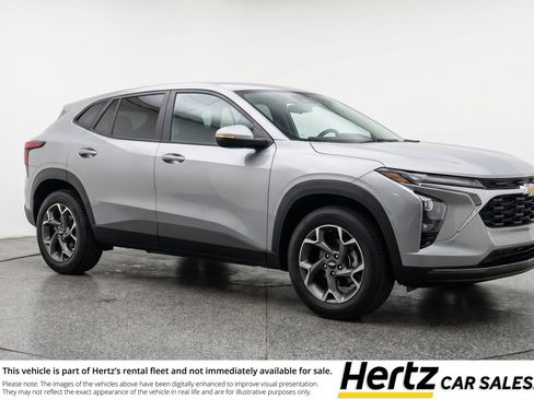 Used 2025 Chevrolet Trax LT FWD image 1