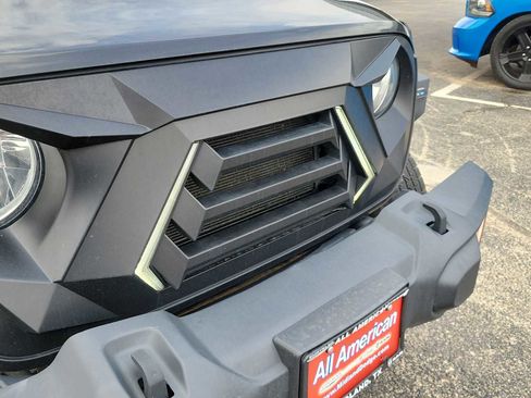 Used 2020 Jeep Wrangler Unlimited Sahara AWD/4WD image 17