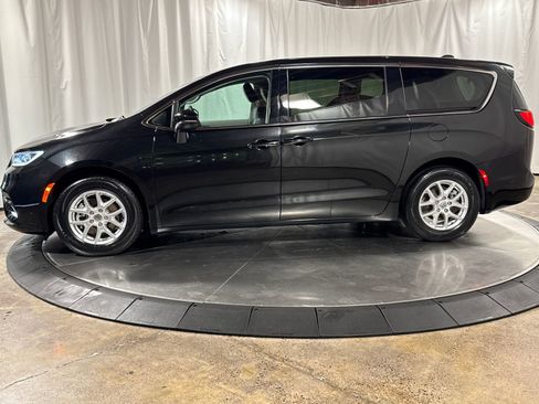 Used 2023 Chrysler Pacifica Touring-L FWD image 8