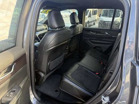 Used 2023 Jeep Grand Cherokee Altitude image 8