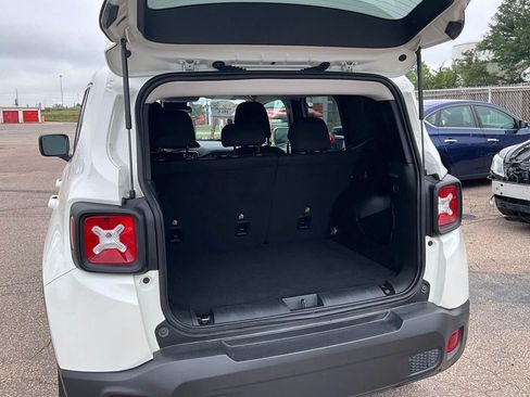 Used 2023 Jeep Renegade Latitude AWD/4WD image 4