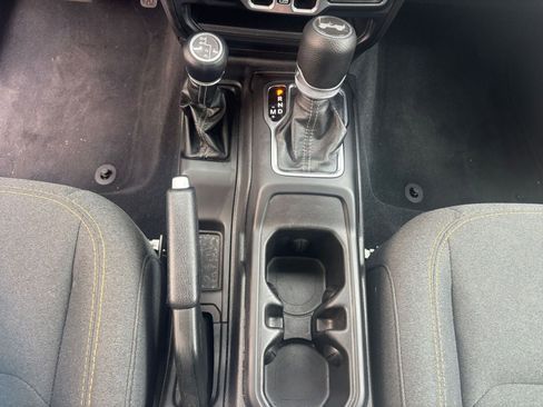 Used 2025 Jeep Wrangler Sahara image 41