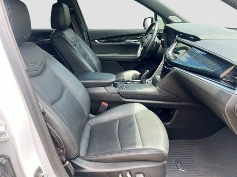 Used 2023 Cadillac XT6 Premium Luxury w/ Technology Package AWD/4WD image 32