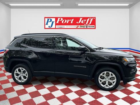 Used 2024 Jeep Compass Latitude AWD/4WD image 3