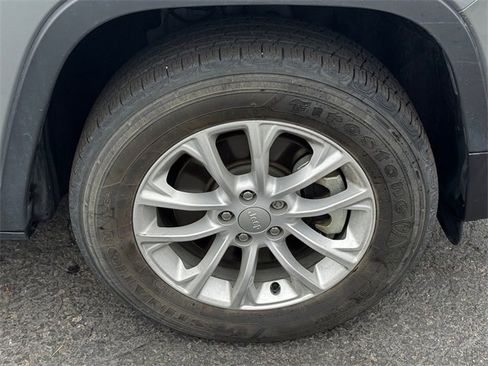 Certified 2022 Jeep Cherokee Latitude Lux image 9