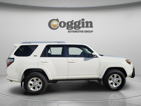 Used 2018 Toyota 4Runner SR5 AWD/4WD image 4