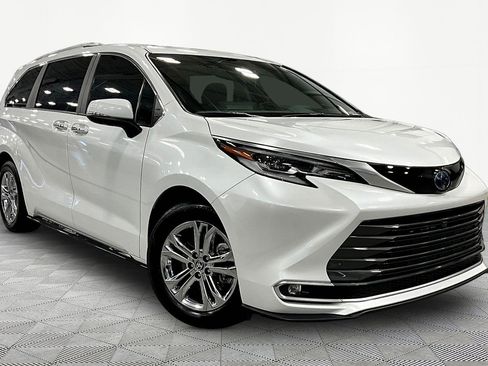 Used 2023 Toyota Sienna Platinum AWD/4WD image 3
