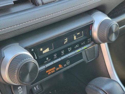 Used 2019 Toyota RAV4 LE FWD image 7
