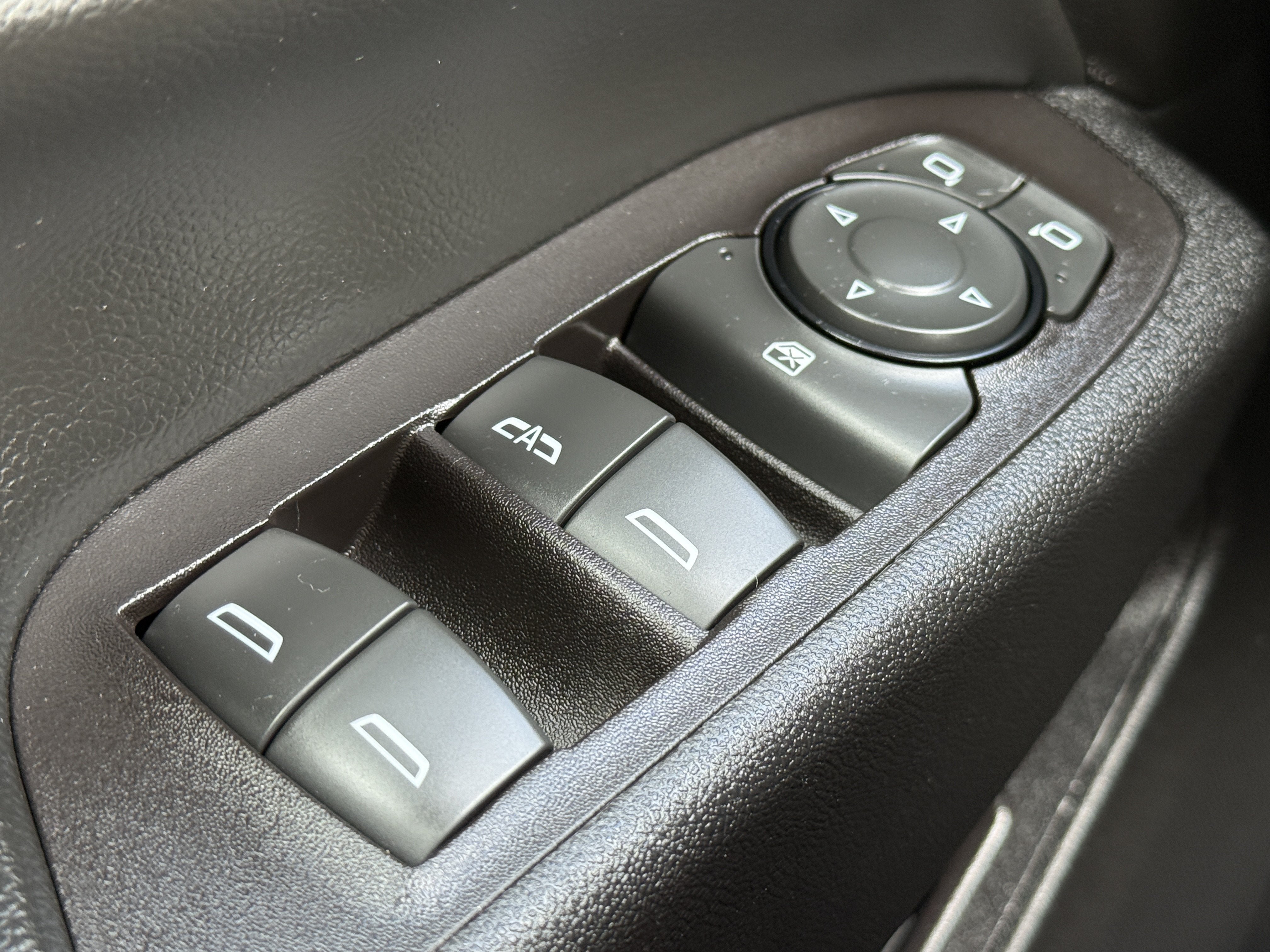 Used 2018 Chevrolet Equinox Premier FWD image 12