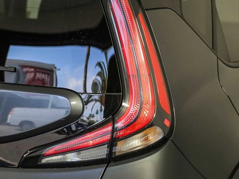 Used 2023 Kia Soul LX image 7