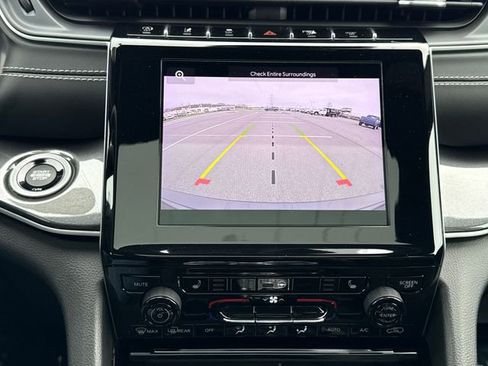 Used 2023 Jeep Grand Cherokee Altitude image 31