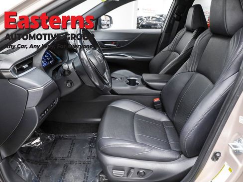 Used 2023 Toyota Venza Limited image 14